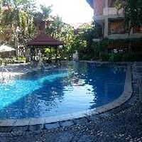 中庭のプールは静かできれい