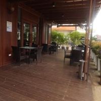 13号線に面したカフェ