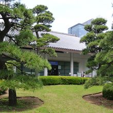 三の丸尚蔵館の外観