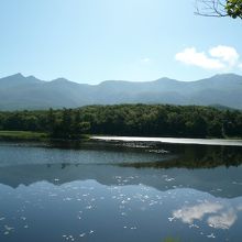 周囲の山によく映える