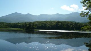 知床の山に映える湖