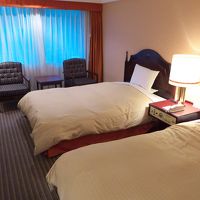 お部屋は綺麗でベッドも大きいです。