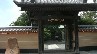 見つかりません力士の墓。仏足石がありました。