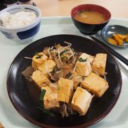 新しいきれいな市役所の食堂