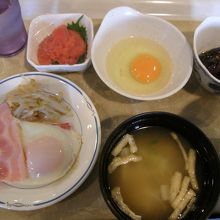 朝食：明太子、茄子の焼き物、目玉焼き、生卵