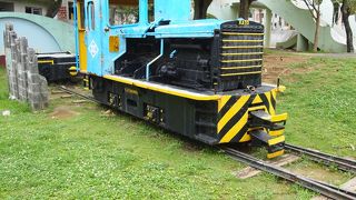 沖縄軽便鉄道の機関車があり