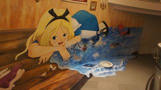 坂道の壁面に、不思議の国のアリスとかの大きな絵