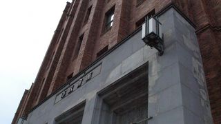 塔時計のあるクラシックな建物