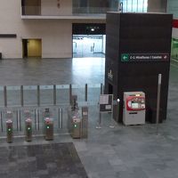 ２F廊下の窓から駅の改札が見える。