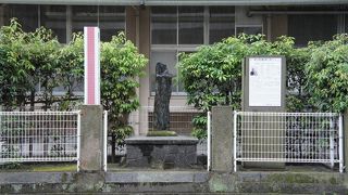 碑は、県立鹿児島中央高校の塀の一角