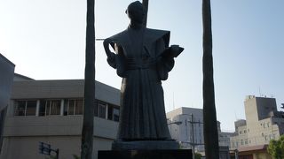 大政奉還の際、薩摩藩の城代家老であった小松帯刀が他藩にさきがけて記帳したときの様子