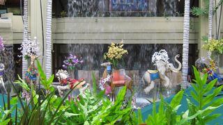 カラカウアアベニューの喧騒に疲れたらここでひと休み