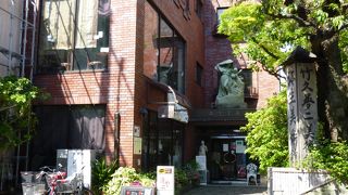 レトロな建物と学生の街らしい閑静な環境