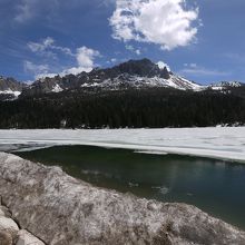 5月初旬，ミズリナ湖にはまだ氷