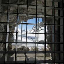 雪深い，5月初旬だが雪に埋もれる