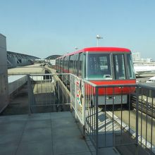 出国審査後、各搭乗口へはこれに乗ります