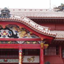 王を象徴する龍の装飾が各所に