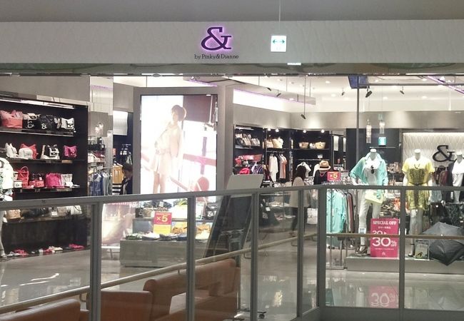 コンセプトは、アミューズメント性、ファッション性の有るストアー空間の演出