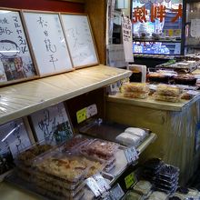 お弁当なども手に入ります。