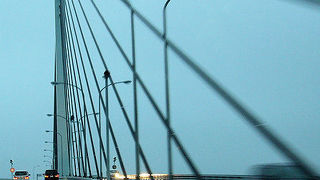 ダイナミックな斜張橋