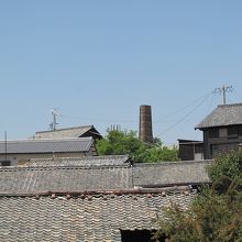窯元の屋根越しに見る風景