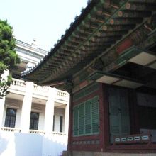 隣に見えるのは石造殿（ソクチョジョン）