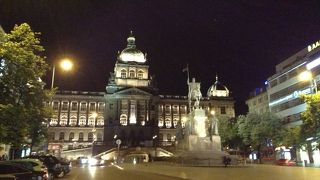 ムステーク駅近くに食べ物の屋台が出ています