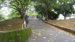 国際通り（テンプス館）の裏側にある公園