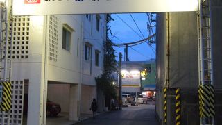 昔から続くレトロ感のある夜の繁華街