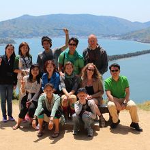 世界各国から集まった旅行者たちと一緒に記念撮影です