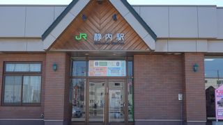 列車とバスの乗降客はどっちが多いのだろうか