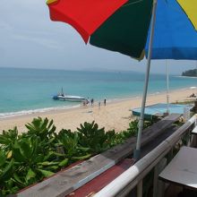 お昼はビーチを見ながら沖縄そば！