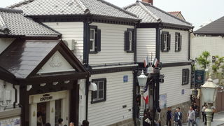 ２軒が左右対称に建っています