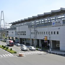 伊勢湾岸道路の綺麗な吊り橋が奥に見えます。