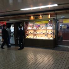 ショウウィンドウのある蕎麦屋