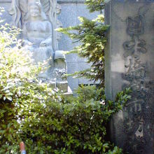 石碑の後ろに女神像もあります。