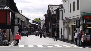 昔ながらの軒が連ねる小道