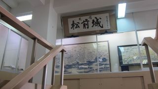 最上階にアイヌの有力者の絵や幕末の松前の写真を展示