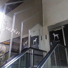 店舗入口はビルの２Fにあります