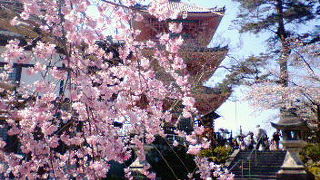 清水寺の入口に建つ色鮮やかな塔