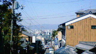 清水寺へ続く関門のような坂道