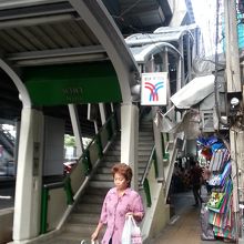 ナナ駅の階段入口