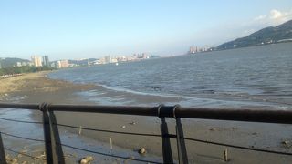 夕日より食べ物屋台が面白かった