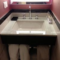 モノを置く場所がない。。。コップも。。。