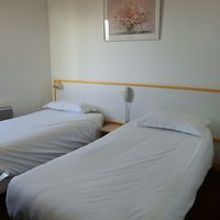 ベッドカバーなど余分なものは一切ありません。