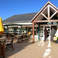 ホテルのレストランは道を隔てた別の建物にあります。