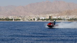 貨物船にジェットスキー、いろんな船が行き交うアカバ湾をグラスボートでのんびり遊覧。