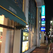 人通りの多い通り沿いです