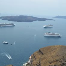 サントリーニ沖に停泊中。