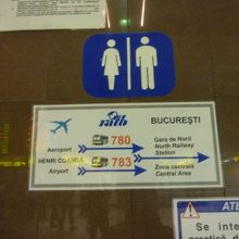 空港の出入り口のところに小さい案内板がありました。